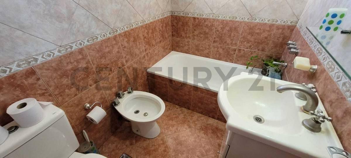 Foto de CASA 4 AMBIENTES CON LOCAL COMERCIAL Y DEPARTAMENTO 1 AMBIENTE VILLA, imagen 3