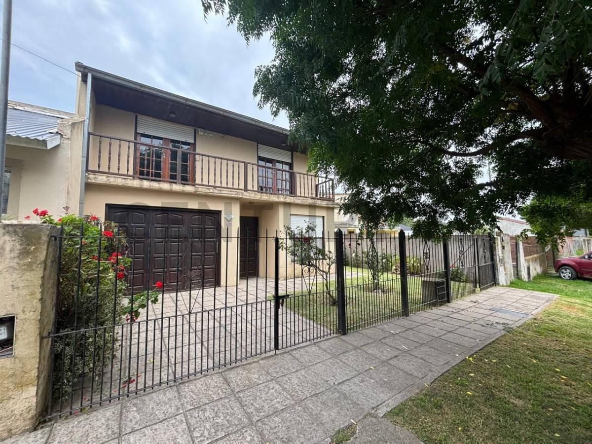 Foto de Venta casa 4 ambientes con parque y garage – Zona Punta Mogotes, imagen 2