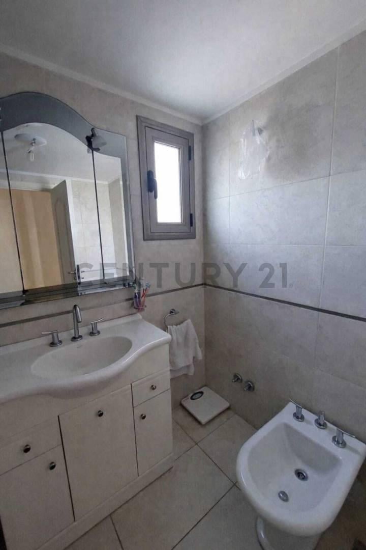 Foto de Venta semipiso 3 ambientes a la calle c/ cochera y baulera. Zona La, imagen 4
