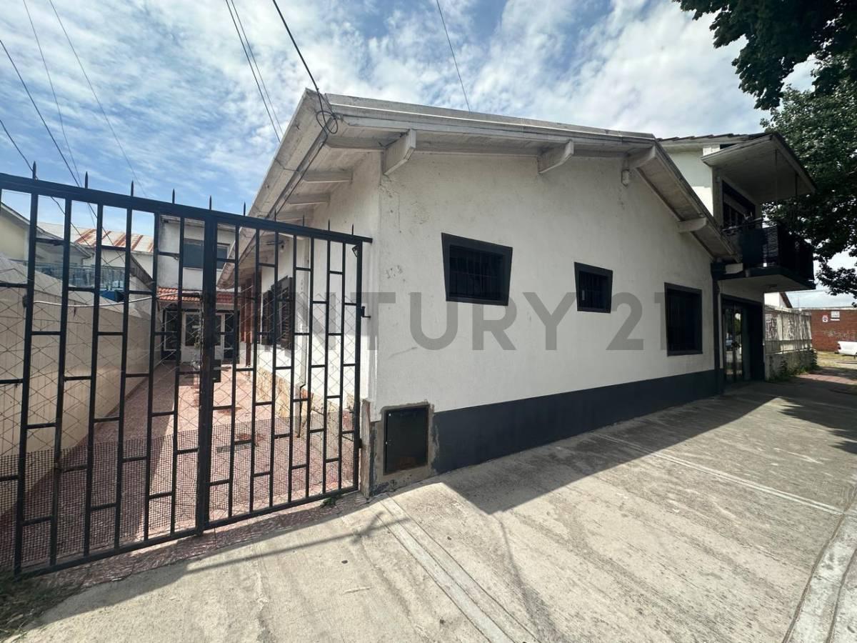 Foto de Casa multifamiliar en terreno propio con patio y cochera, imagen 3