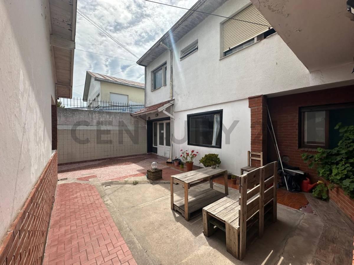 Foto de Casa multifamiliar en terreno propio con patio y cochera, imagen 1