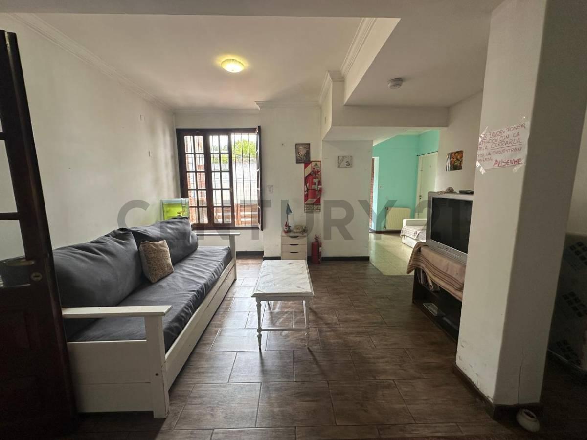 Foto de Casa multifamiliar en terreno propio con patio y cochera, imagen 2
