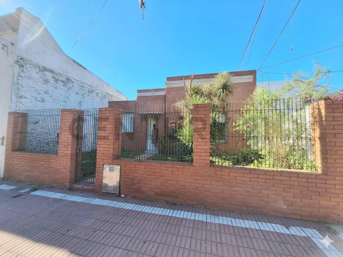 Foto de Casa 4 ambientes en zona Don Bosco a reciclar, imagen 2