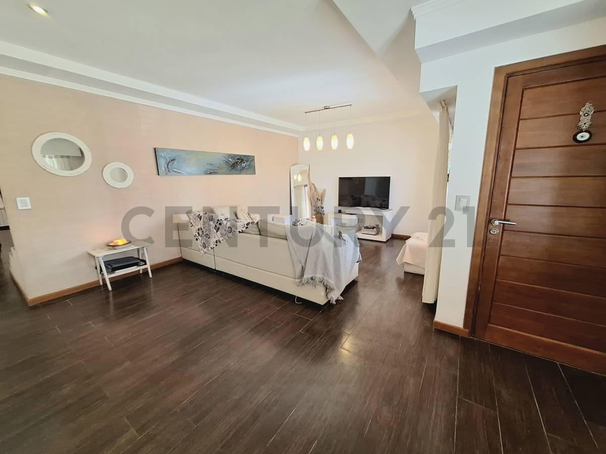 Foto de Chalet 6 ambientes nuevo en zona San Carlos, imagen 2