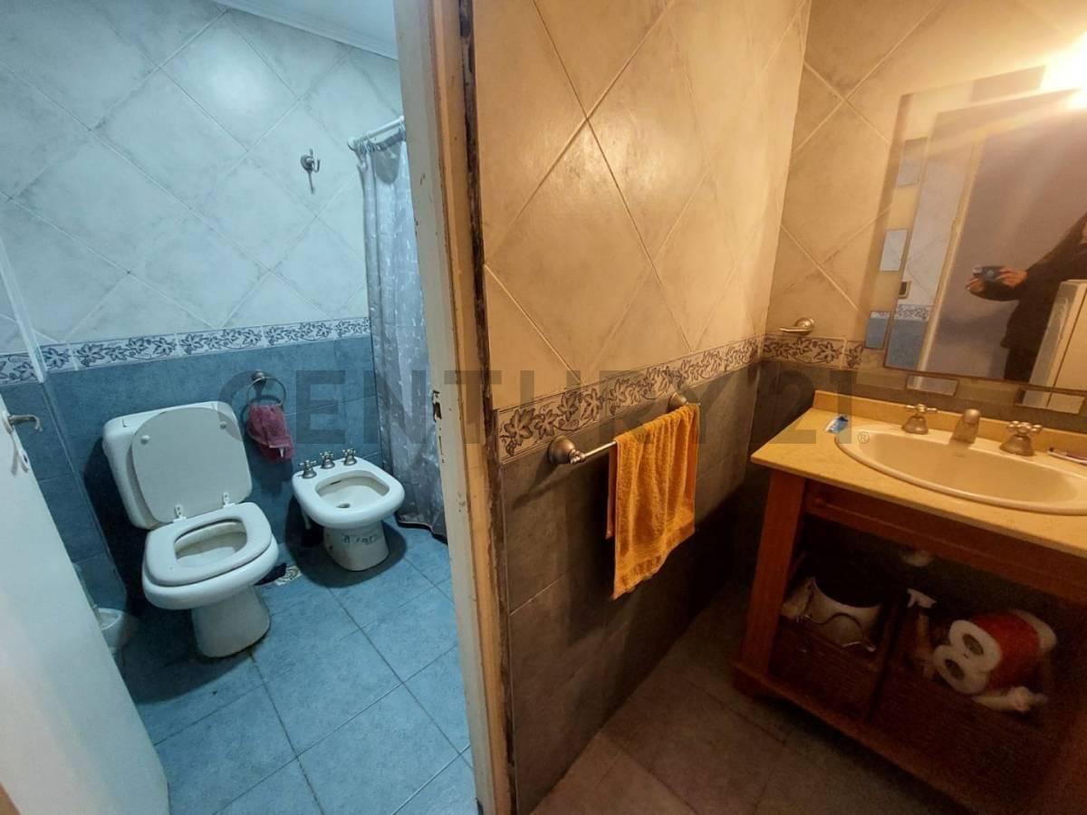 Foto de VENTA CASA 4 AMBIENTES CON PLAYROOM A RECICLAR + 2 DEPARTAMENTOS DE 1, imagen 2