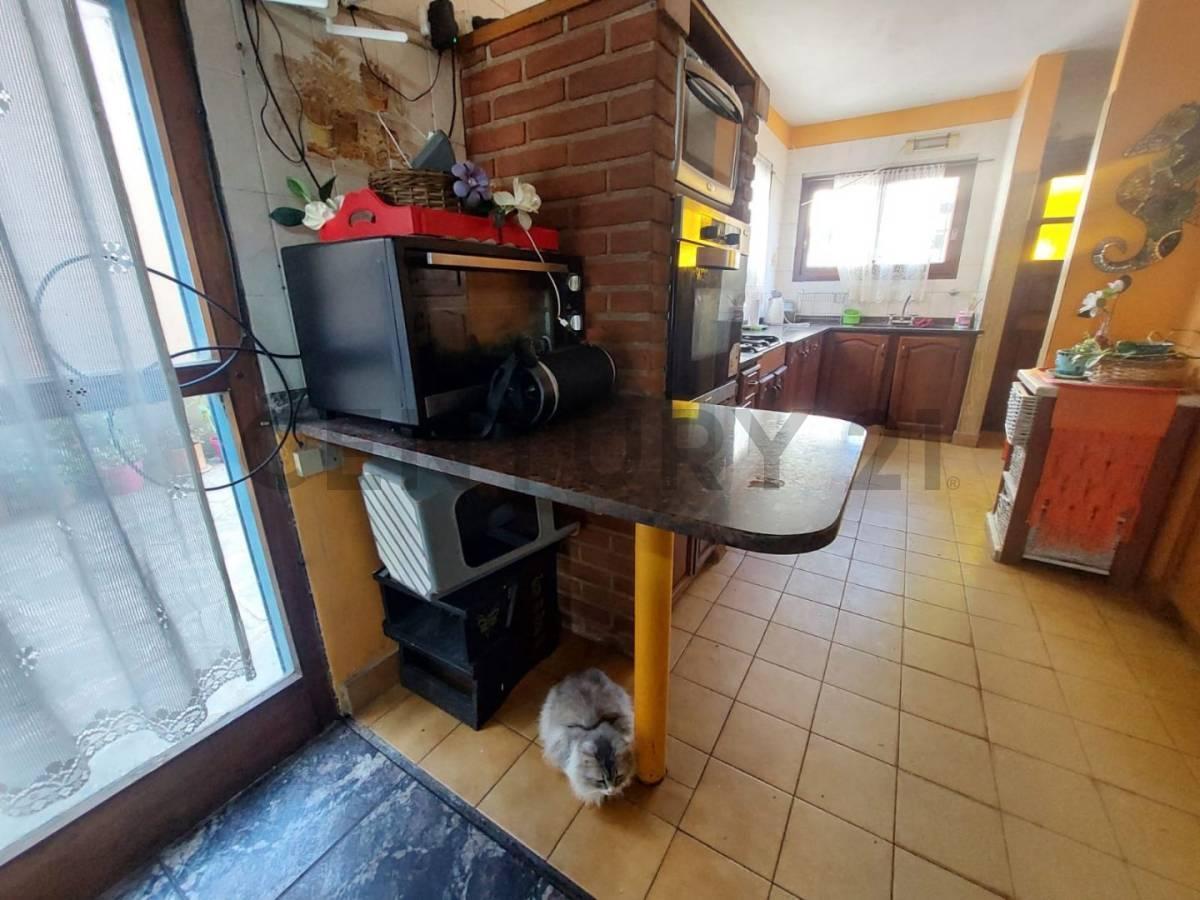 Foto de VENTA CASA 4 AMBIENTES CON PLAYROOM A RECICLAR + 2 DEPARTAMENTOS DE 1, imagen 5