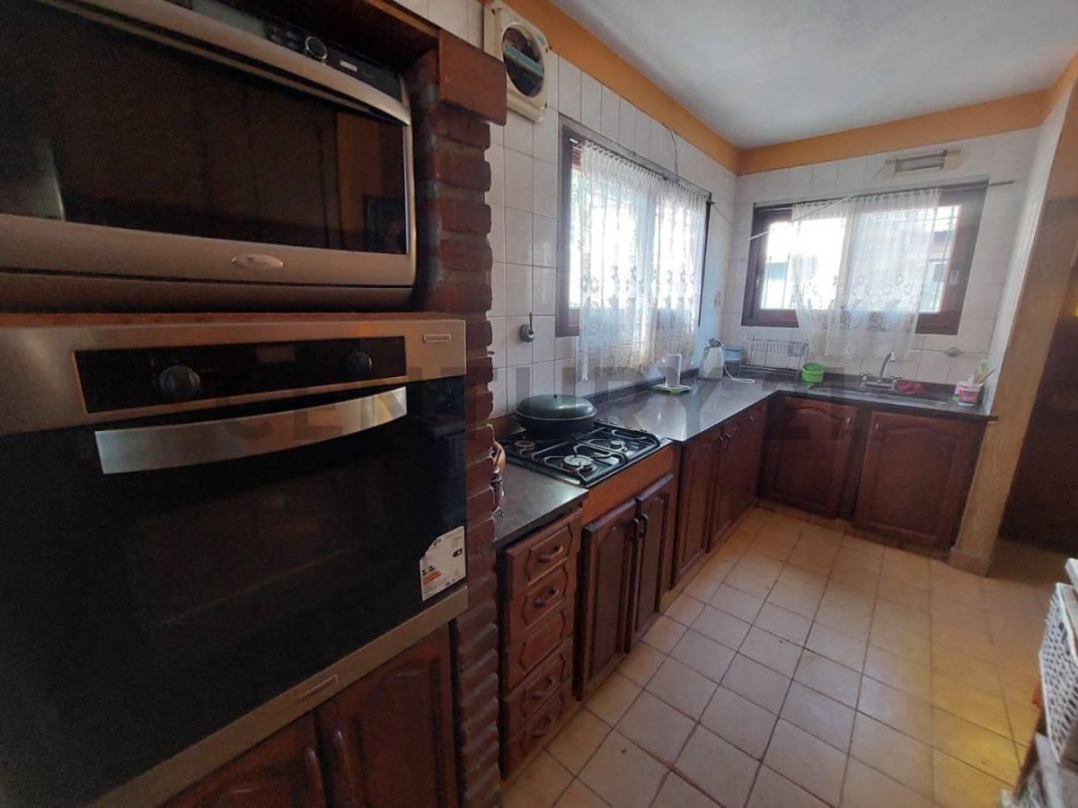 Foto de VENTA CASA 4 AMBIENTES CON PLAYROOM A RECICLAR + 2 DEPARTAMENTOS DE 1, imagen 1