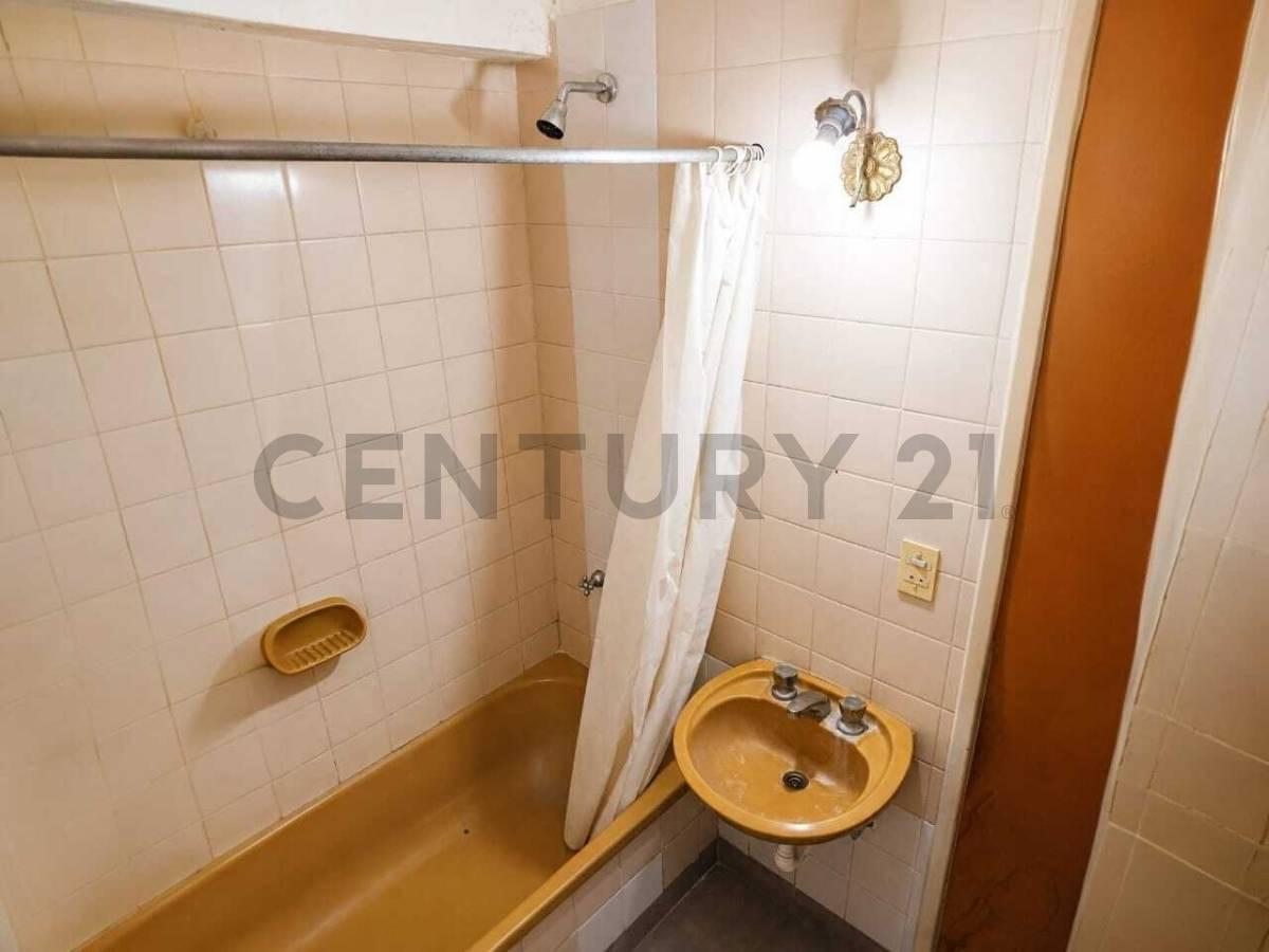 Foto de VENTA MONOAMBIENTE CONTRAFRENTE DIVIDIDO CON BALCON Y BAULERA. ZONA, imagen 3