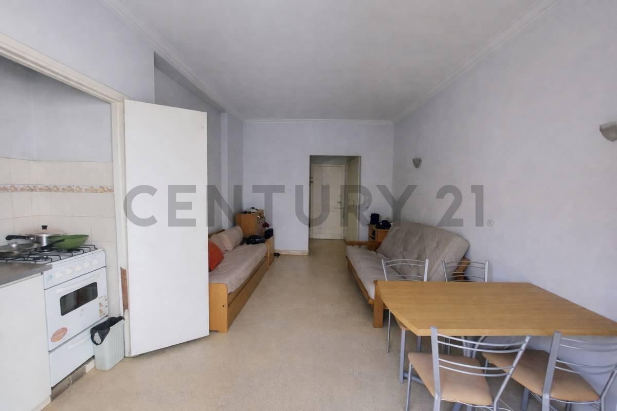 Foto de Venta departamento 1 ambiente a la calle c/balcón saliente. Zona Centro, imagen 3