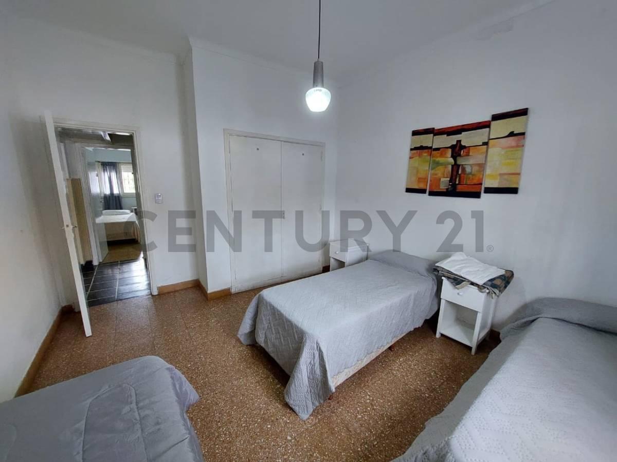 Foto de Venta Casa 3 ambientes c/ garage, parque y quincho. Zona Parque Luro, imagen 3