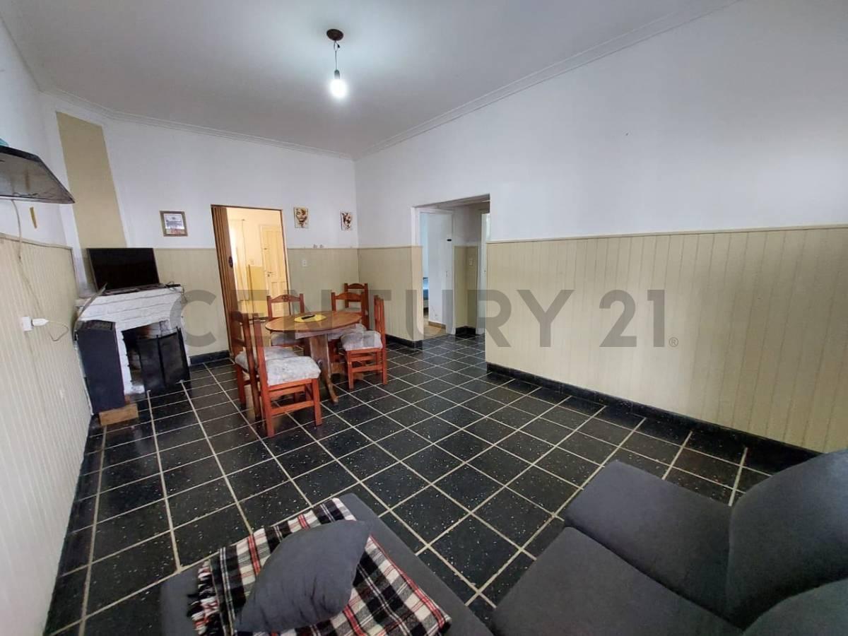 Foto de Venta Casa 3 ambientes c/ garage, parque y quincho. Zona Parque Luro, imagen 2