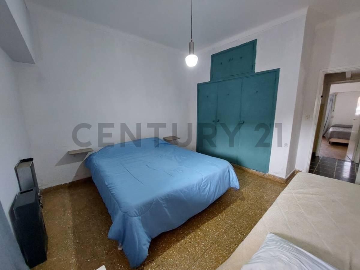Foto de Venta Casa 3 ambientes c/ garage, parque y quincho. Zona Parque Luro, imagen 4