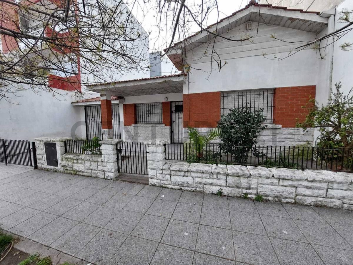 Foto de Venta Casa 3 ambientes c/ garage, parque y quincho. Zona Parque Luro, imagen 1