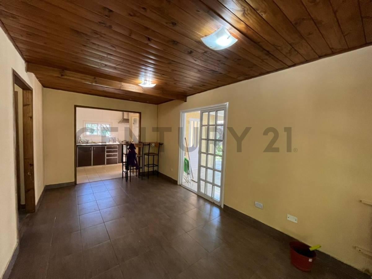 Casa de 4 ambientes con gran parque Bario El Sosiego
