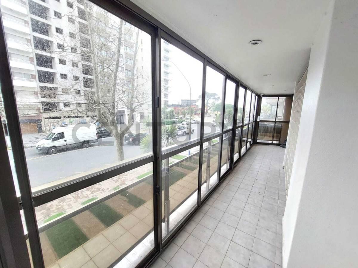 Foto de VENTA SEMISPISO 3 AMBIENTES C/ BALCON SALIENTE Y 2 COCHERAS. ZONA LA, imagen 2