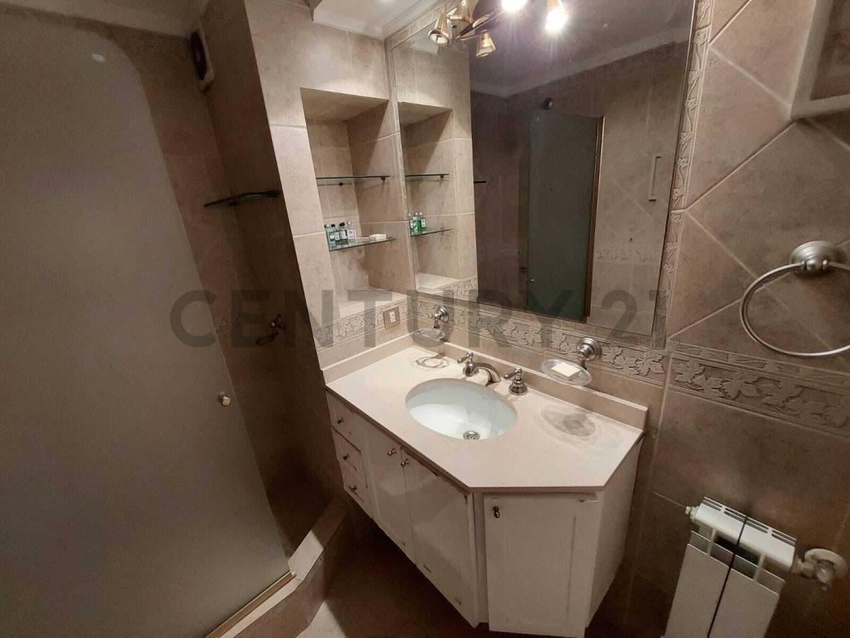 Foto de VENTA SEMISPISO 3 AMBIENTES C/ BALCON SALIENTE Y 2 COCHERAS. ZONA LA, imagen 4
