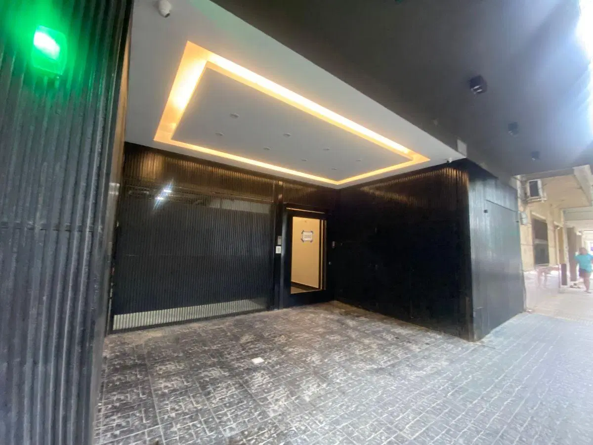 MONOAMBIENTE 30m2 contrafrente con balcón corrido, cocina y lavadero incorporados. Apto profesional 4