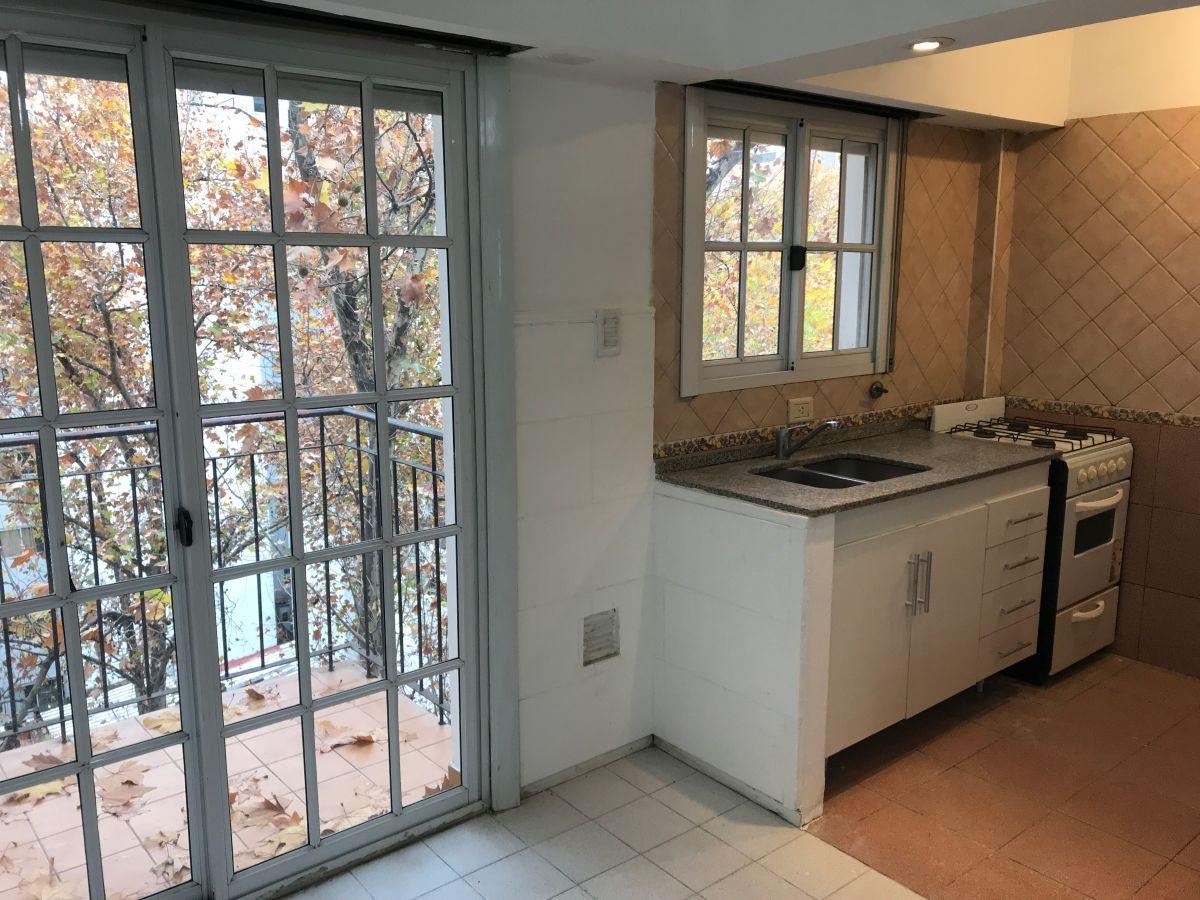 Foto de Vendo excelente SEMIPISO 2 ambientes al frente con balcón corrido y lavadero. Apto profesional., imagen 2