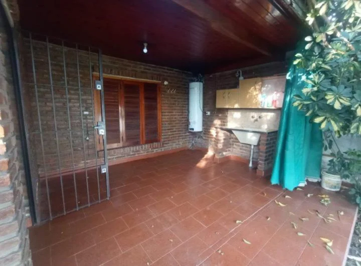 Casa sobre Yapeyú al 1600, entre Peña y gallo, Barrio Nuevo 3