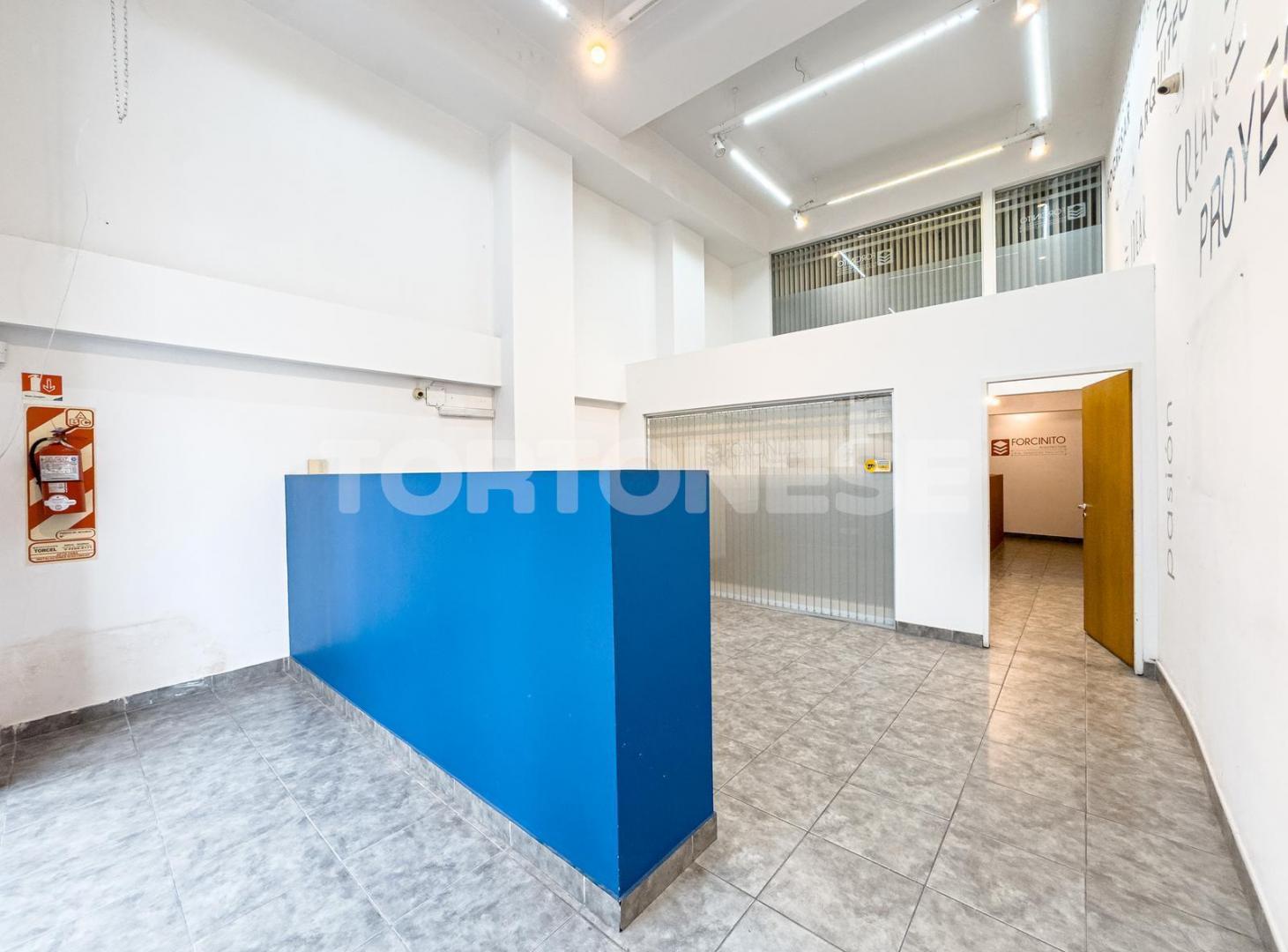Foto de Local comercial en doble altura - San Martín 930 - Avellaneda, imagen 2
