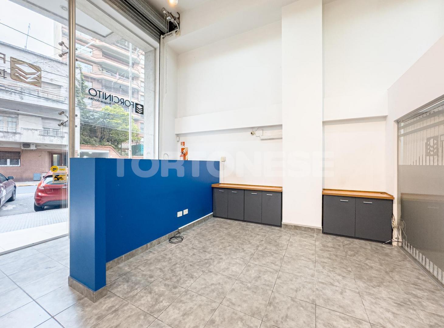 Foto de Local comercial en doble altura - San Martín 930 - Avellaneda, imagen 3