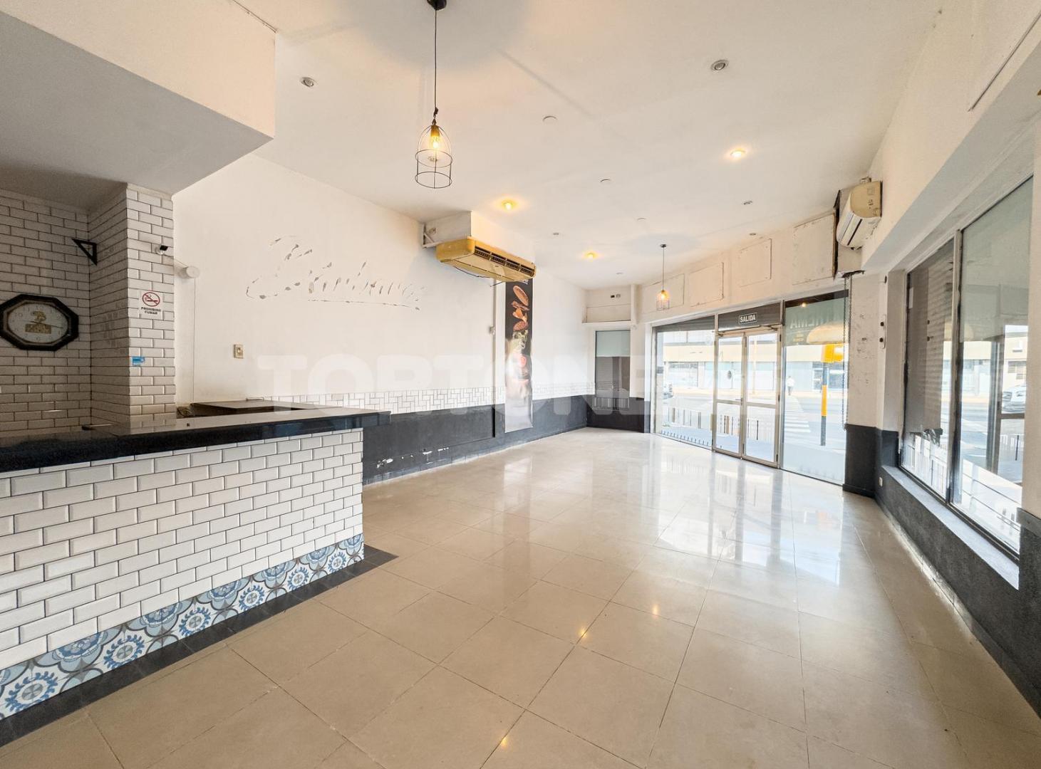 Foto de Local comercial en esquina con depósito en subsuelo - Av. Mitre 1410, imagen 5