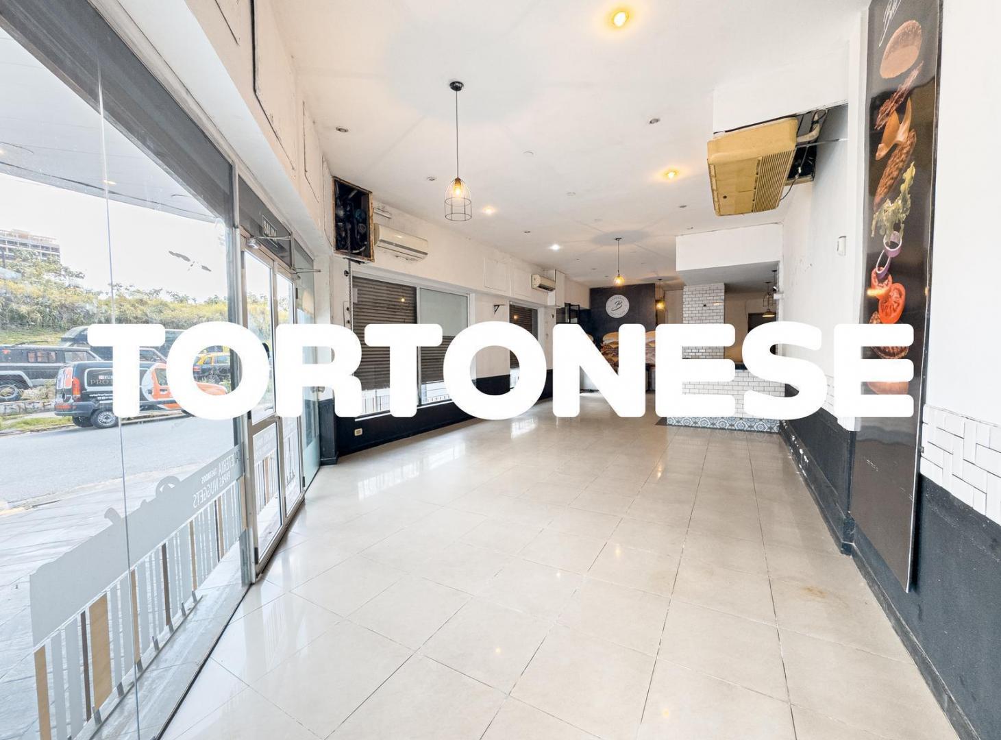 Foto de Local comercial en esquina con depósito en subsuelo - Av. Mitre 1410, imagen 2