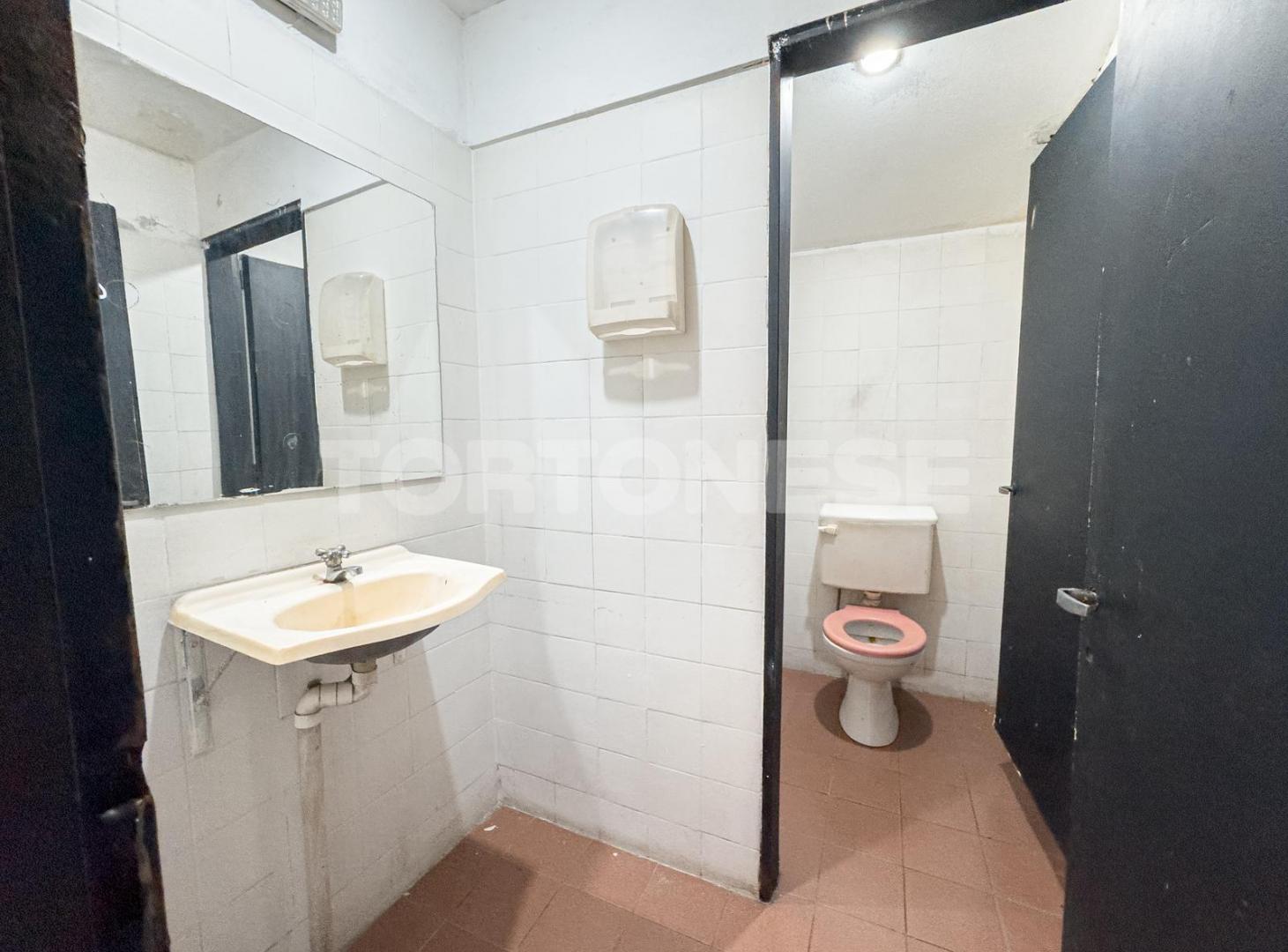 Foto de Local comercial en esquina con depósito en subsuelo - Av. Mitre 1410, imagen 4