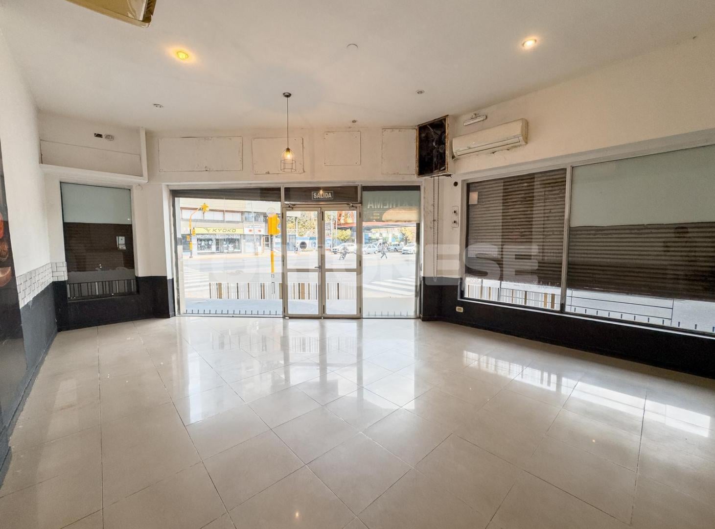 Foto de Local comercial en esquina con depósito en subsuelo - Av. Mitre 1410, imagen 3