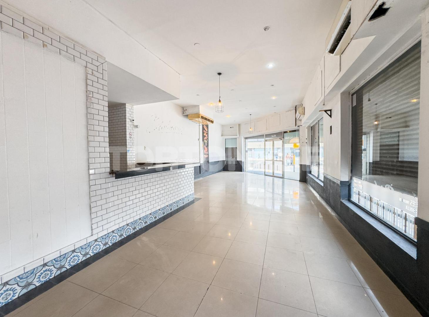 Foto de Local comercial en esquina con depósito en subsuelo - Av. Mitre 1410, imagen 1