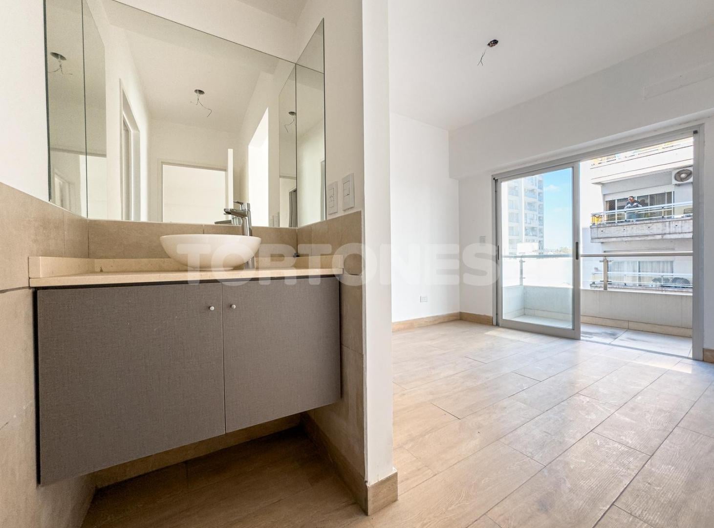 Foto de Semipiso en venta con balcón al frente - Sarmiento 128, imagen 2