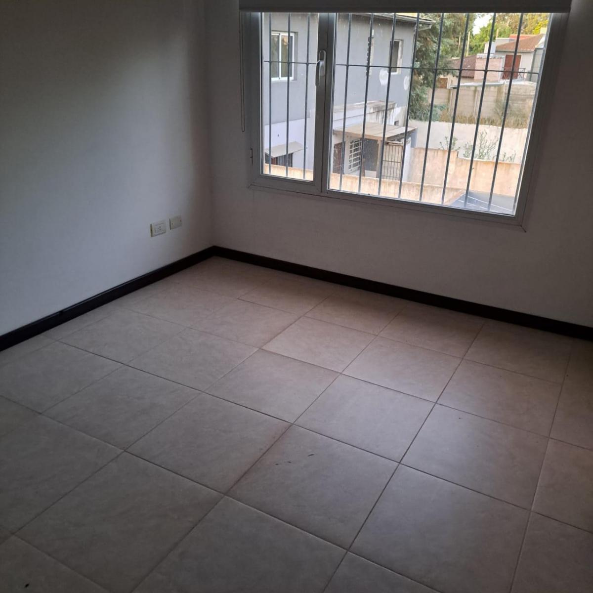 Foto de DUPLEX 4 AMBIENTES CON PATIO / COCHERA SEMI CUBIERTA.TOMA PERMUTA, imagen 2