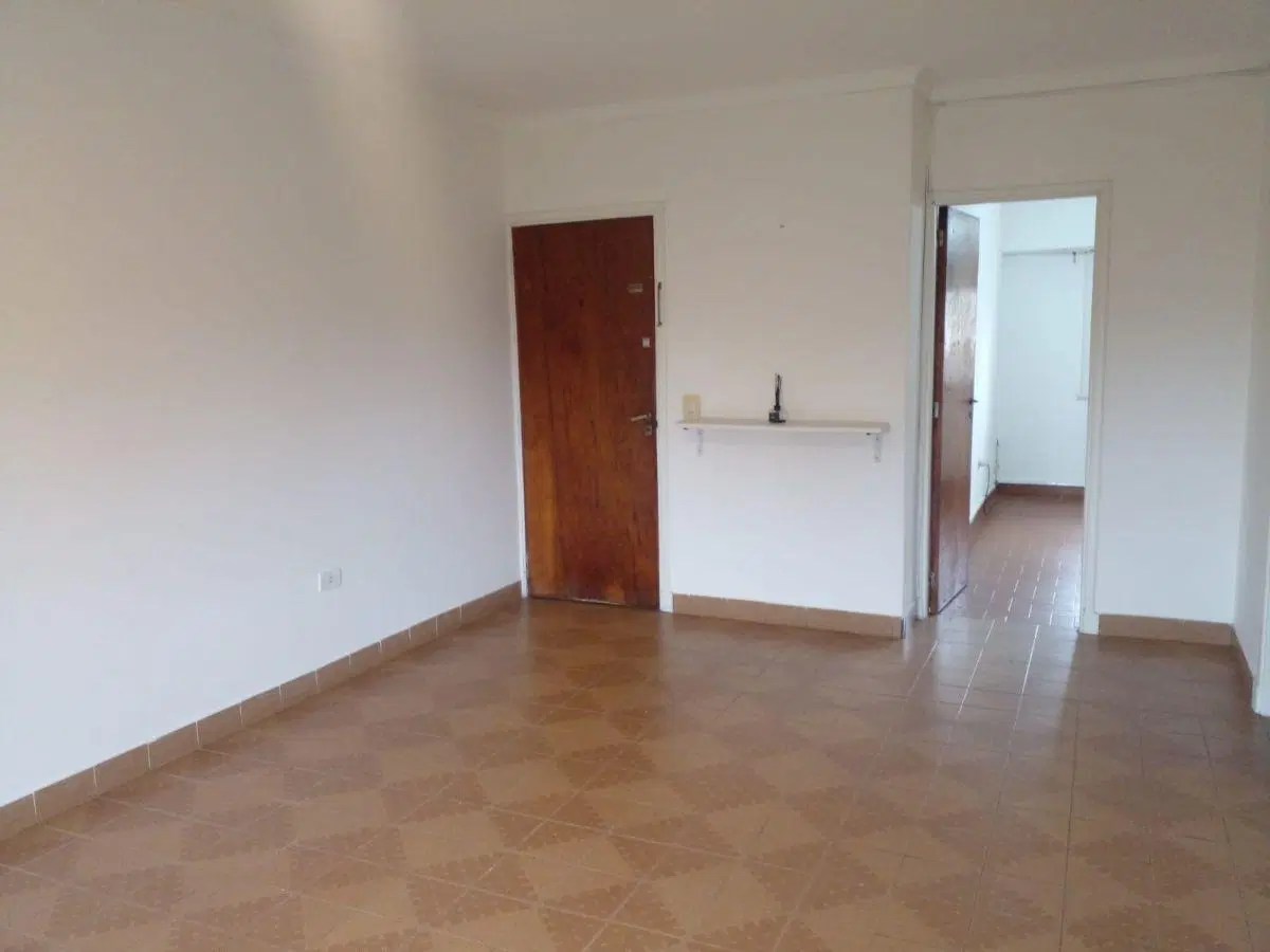 2 AMBIENTES SEGUNDO PISO POR ESCALERA AL FRENTE ,LA UNIDAD CUENTA C/ COCHERA Y BAULERA 3