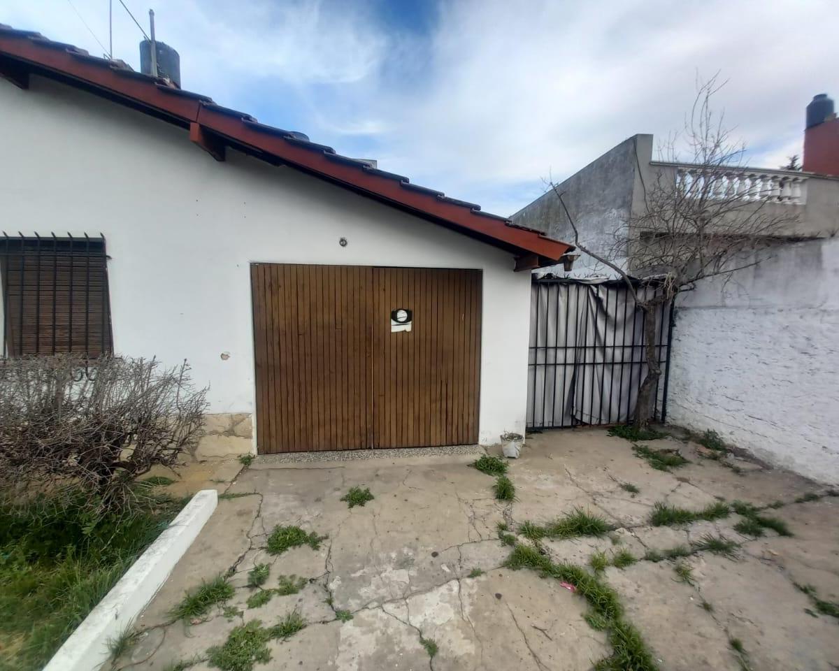 Casa 3 ambientes con entrada vehículo y espacio verde