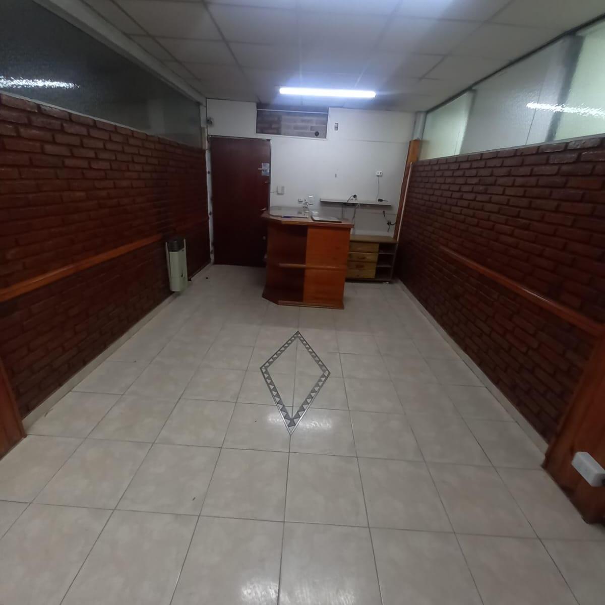 Oficina 1er Piso 80 m² con Dos Baños Pleno Centro 3