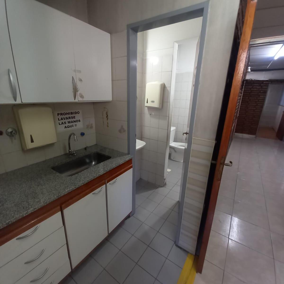 Oficina 1er Piso 80 m² con Dos Baños Pleno Centro 2