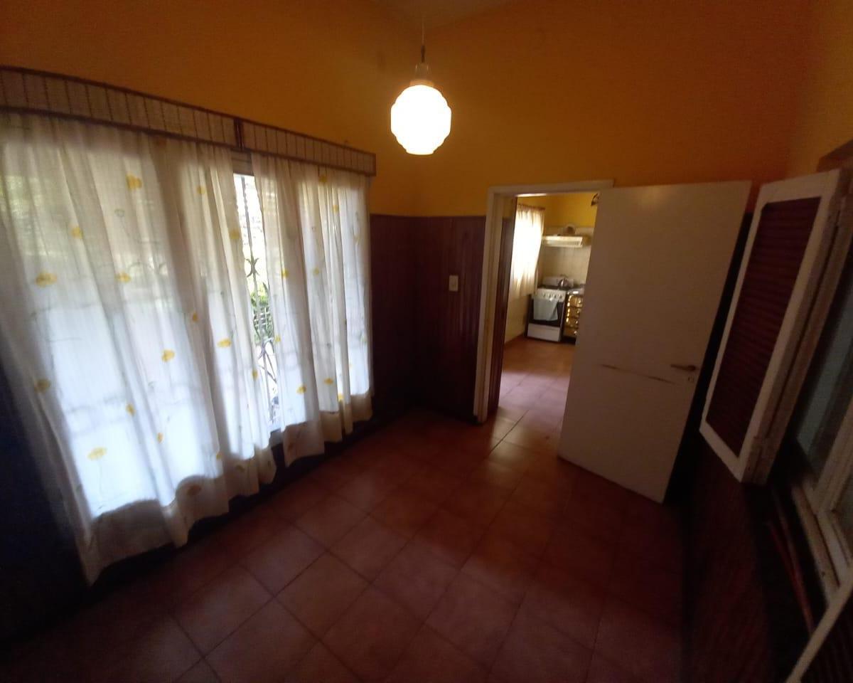 Casa 4 ambientes con cochera, jardín al frente y amplio patio trasero