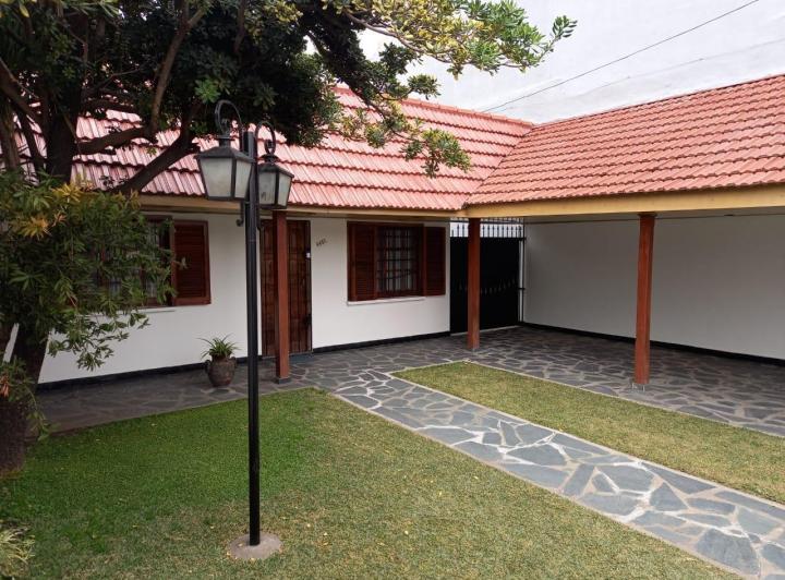 Casa 4 Ambientes con Garage Pasante, Jardín Al Frente y Patio Al Fondo