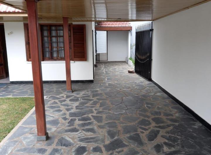 Casa 4 Ambientes con Garage Pasante, Jardín Al Frente y Patio Al Fondo