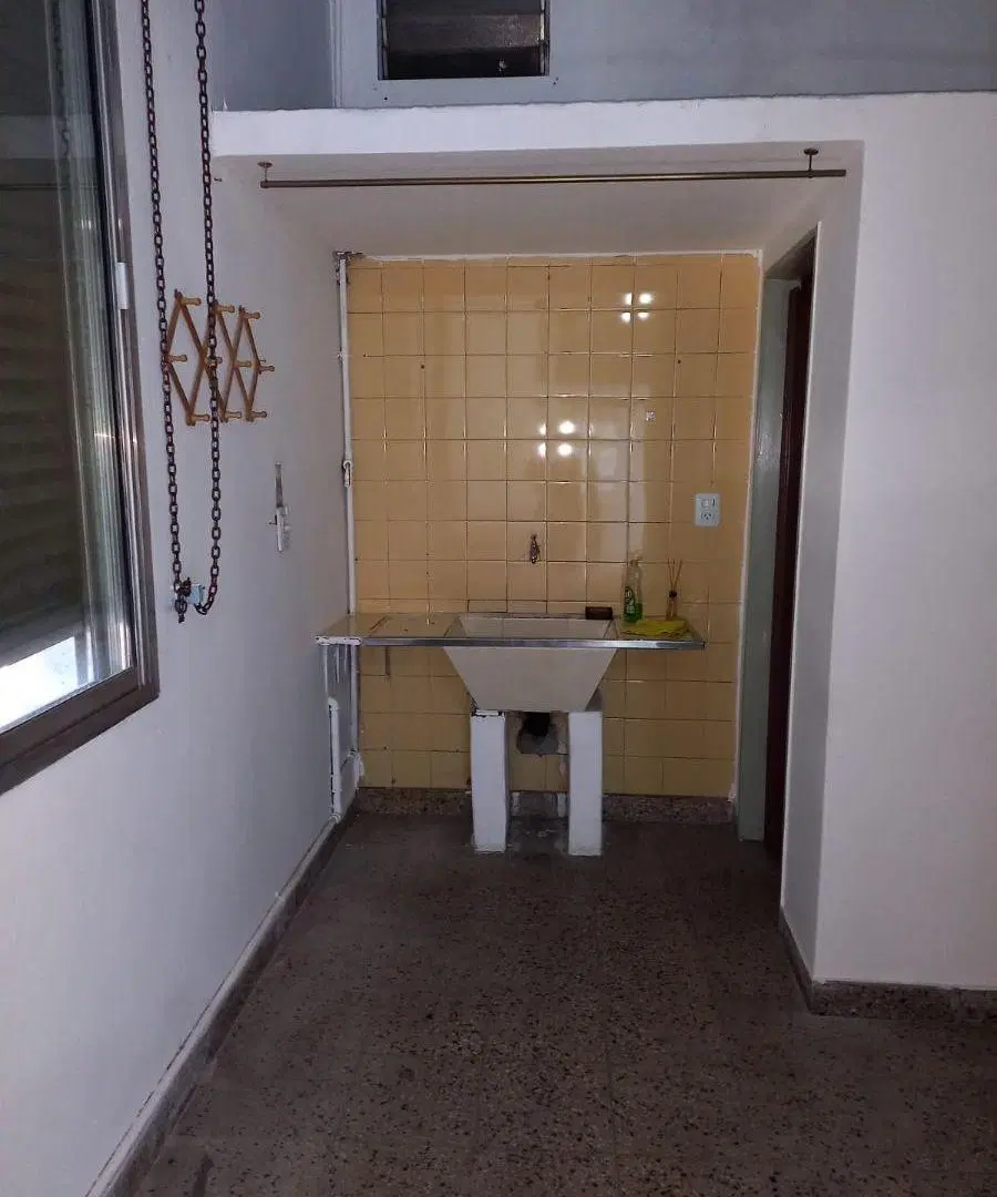 Local esquina 20m2 frente Hospital Italiano 3