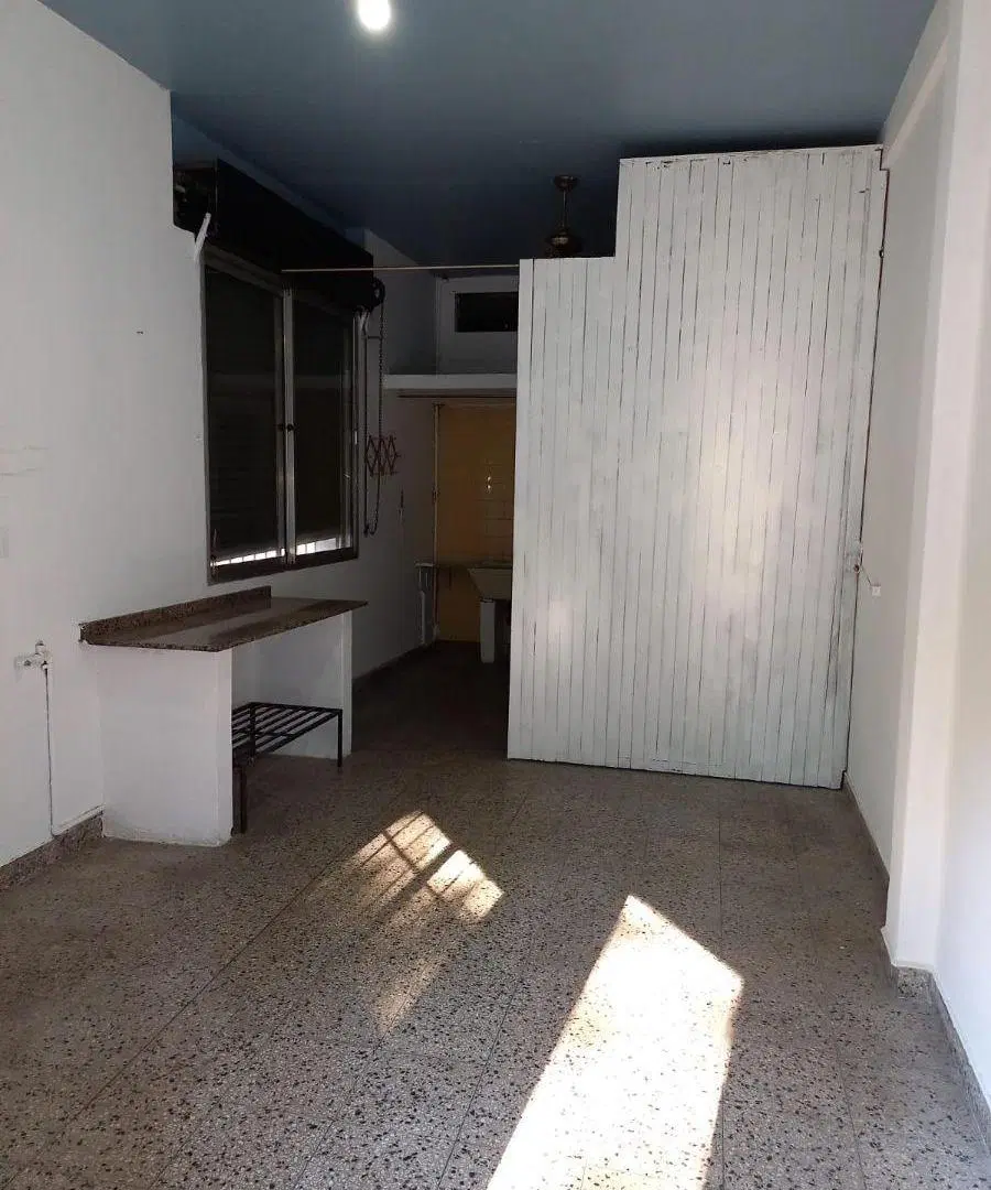 Local esquina 20m2 frente Hospital Italiano 5