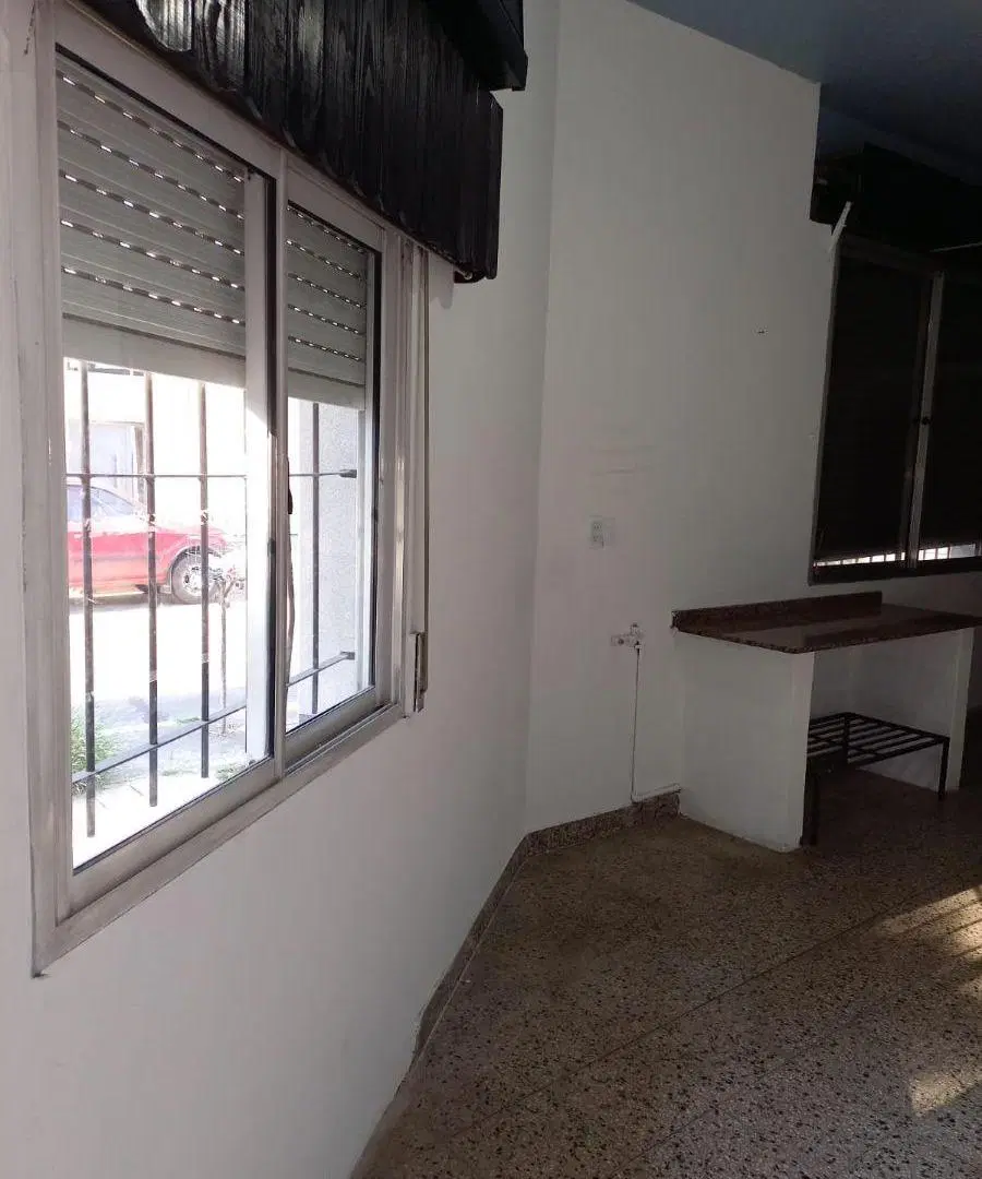 Local esquina 20m2 frente Hospital Italiano 8