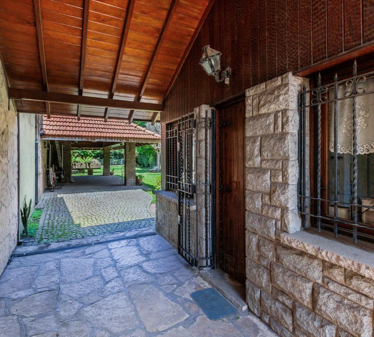 Casa · en Venta · 3 Dorm. · con Pileta y Cochera · Hurlingham 5