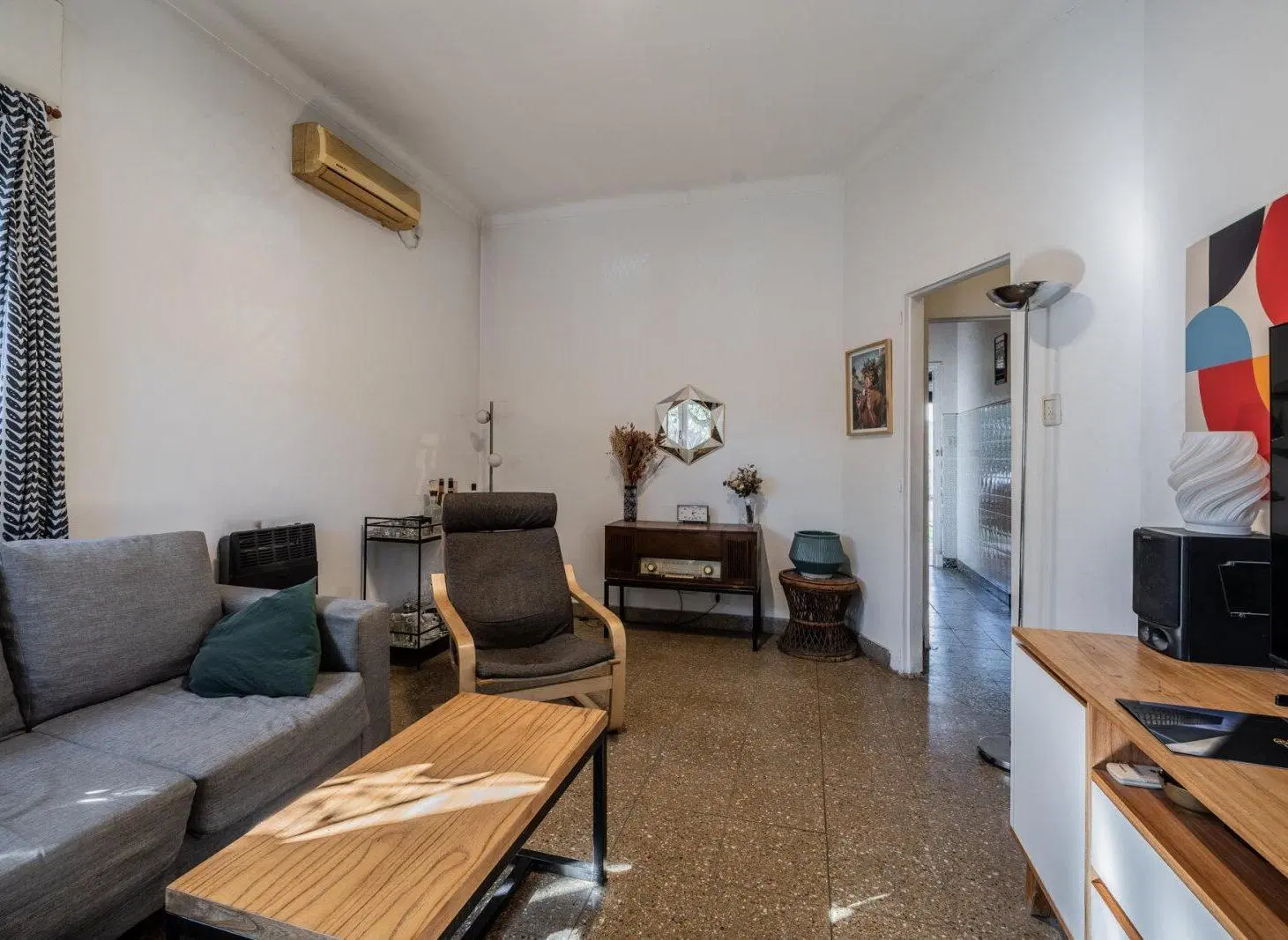 CASA . TRES AMBIENTES . QUINCHO Y JARDÍN . CASTELAR 5
