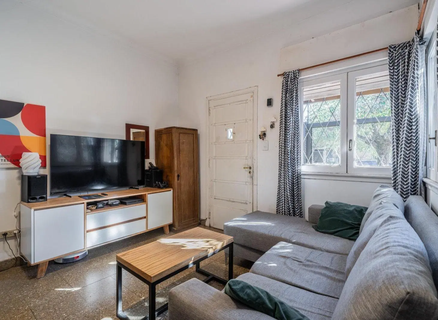 CASA . TRES AMBIENTES . QUINCHO Y JARDÍN . CASTELAR 4