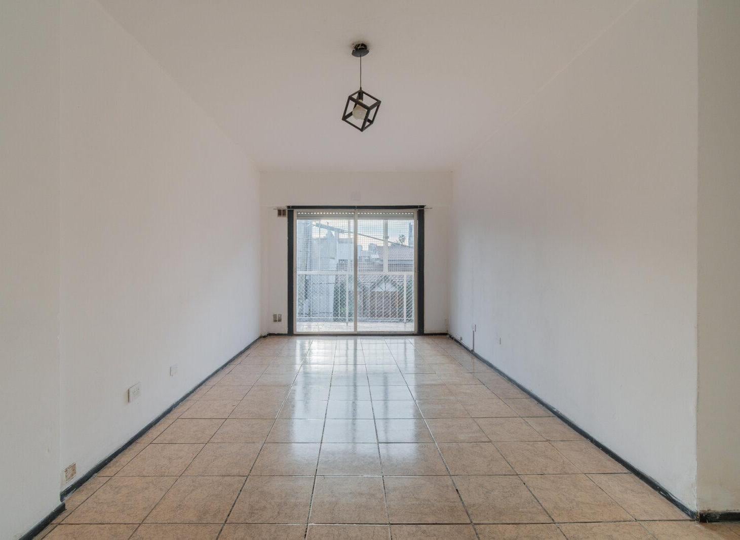 Departamento · En Venta · Luminoso · 4 Ambientes · A refaccionar · Monte Castro