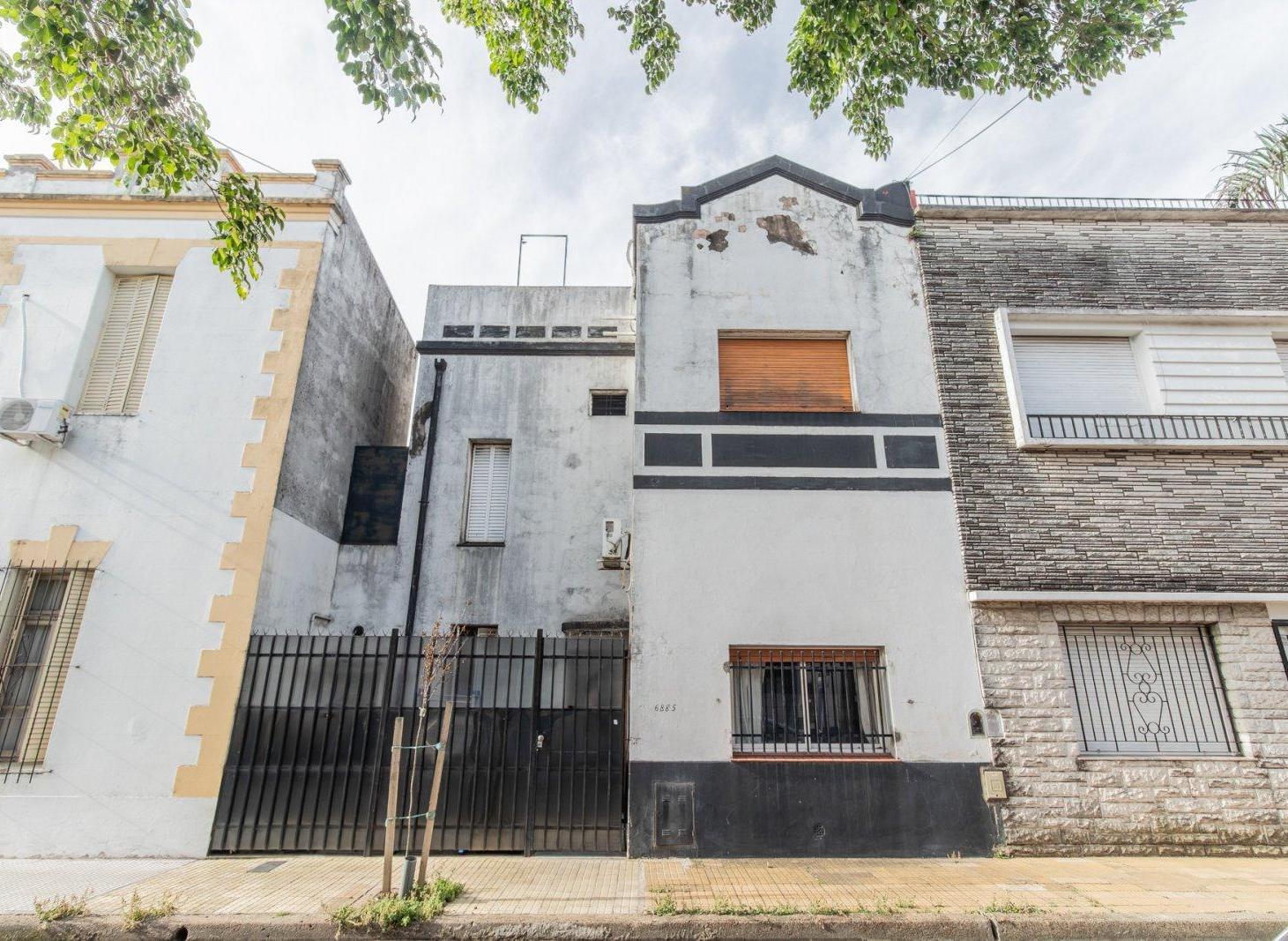 Foto de Casa en venta 4 dormitorios, 2 baños, patio y terraza en Liniers, imagen 2