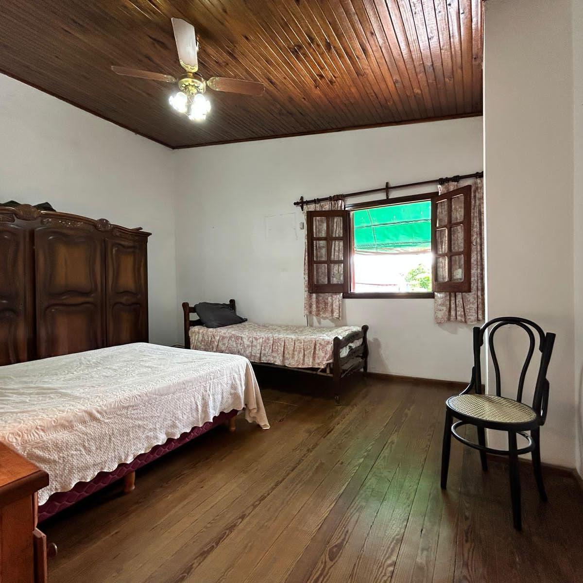 Casa Céntrica de Época con Amplios Espacios: ¡Ideal Para Renovar y Crear Tu Hogar Ideal! 3