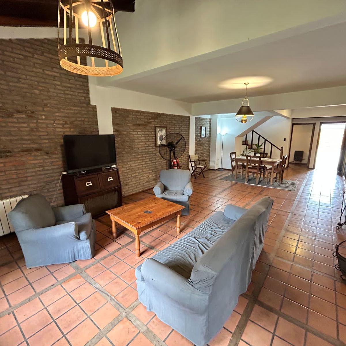 Casa Céntrica de Época con Amplios Espacios: ¡Ideal Para Renovar y Crear Tu Hogar Ideal! 1