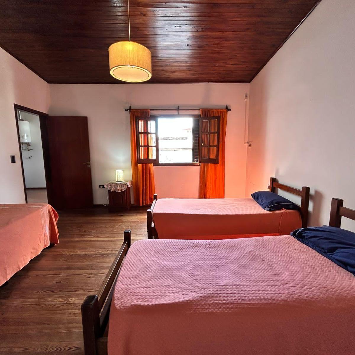 Casa Céntrica de Época con Amplios Espacios: ¡Ideal Para Renovar y Crear Tu Hogar Ideal! 2